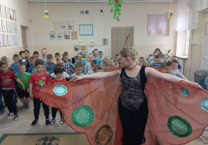 Taniec motyli w wykonaniu chłopców