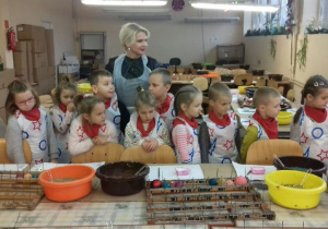 Dzieci obserwuja etapy produkcji bombek