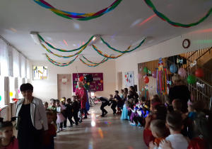 Dzieci tańczą na balu
