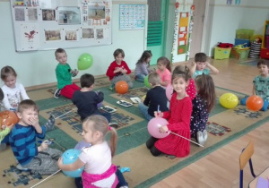 Dzieci ozdabiają balony mazakami