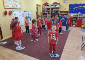 Dzieci tańczą na gazetowych sercach