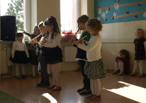 Dzieci grają na flażolecie
