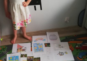Dziewczynka prezentuje swoje prace