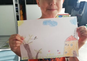 Chłopiec prezentuje rysunek