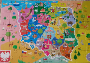 Helenka ułożyła puzzle z mapą Polski