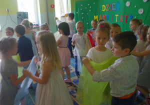 dzieci tańczą z chustami