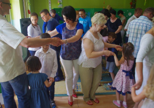 rodzice tańczą z dziećmi