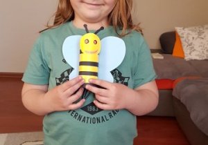 Dziewczynka prezentuje swoją pracę - pszczółkę