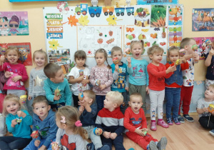 Dzieci prezentują ozdobione ziemniaki