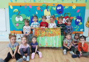 Dzieci prezentują namalowane drzewa