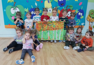 Dzieci prezentują namalowane drzewa