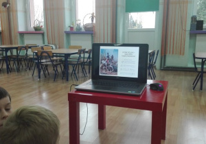 Dzieci oglądają prezentację