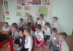 Dzieci oglądają prezentację