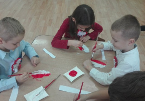 Dzieci malują farbami szablon odrysowanej dłoni