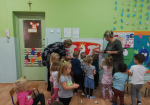 Dzieci wykonują grupową pracę plastyczną - godło Polski