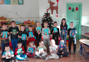 Dzieci prezentują wykonane karty świąteczne