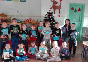 Dzieci prezentują wykonane karty świąteczne