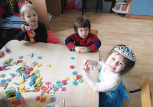 Dzieci bawią się klockami przy stoliku