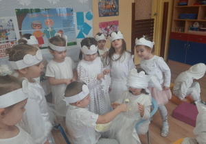 Dzieci uczesniczą w konkursie