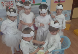 Dzieci uczesniczą w konkursie