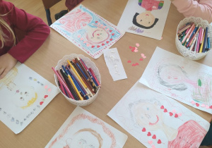 Dzieci rysują portret babci.