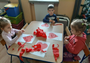 Dzieci wykonują laurki