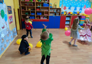 Dzieci odbijają kolorowe balony.