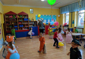 Dzieci tańczą i odbijają balony.