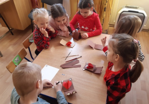 Dzieci wykonują sylwety walentynkowego misia.