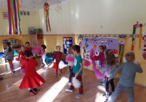 Dzieci tańczą z pomponami wymyślając własne układy.