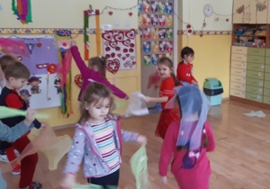 Dzieci tańczą z chustami wymyślony przez siebie uklad.