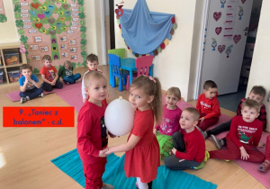 Dzieci tańczą trzymając balon między sobą