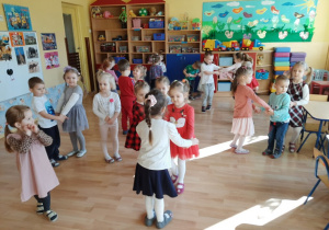 Dzieci tańczą w parach do ulubionej muzyki.