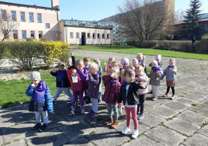 „Pszczółki” korzystają z ładnej pogody i wychodzą na plac zabaw.