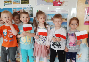 Pozostałe dzieci prezentują flagi.