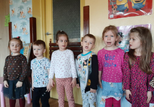 Dzieci śpiewają hymn „Mazurek Dąbrowskiego”.
