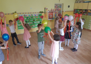 Dzieci w parach tańczą "Tango z balonami"