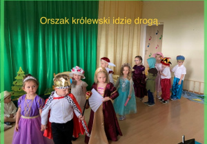 Drogą idzie orszak królewski