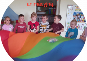 Dzieci manipulują hustą animacyjną i zabawką
