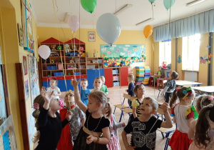 Przedszkolakom balony sprawiły dużo radości