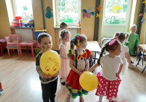Dzieci uczestniczyły w zabawie „Wesoły balonik”