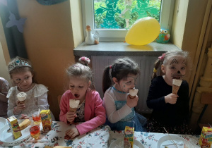 Dzieci jedzą lody