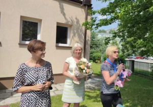 Wychowawczyni dziękuje rodzicom i zaprasza dzieci na poczęstunek