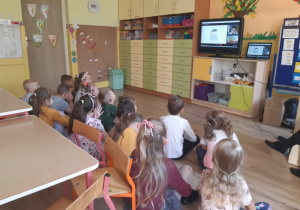 Grupa sześciolatków ogląda prezentację na temat zapobiegania zanieczyszczeniom