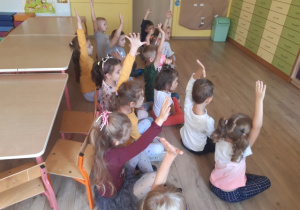 Dzieci biorą czynny udział w warsztacie odpowiadając na pytania.