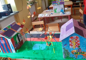 Wykonana makieta ekomiasta z pomalowanymi przez dzieci domkami