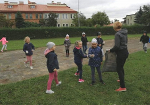 Grupa Motylki porządkuje ogród.