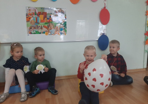 Przedszkolaki przekazują sobie balon i wypowiadają się na temat „Super Przedszkolaka”