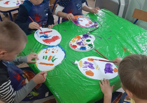 Dzieci malują farbami szablony balonów