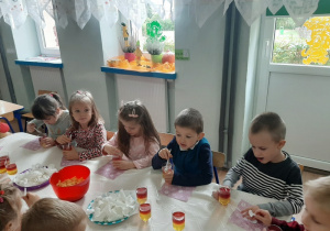 Dzieci świętują zajadając pyszną galaretkę